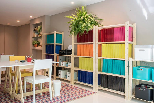 3 estantes de livros legno completa cru vistas na diagonal com 2 estante legno 3 prateleiras com pastas e caixas organizadoras coloridas sobre as prateleiras