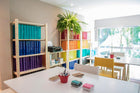 3 estantes para sala legno completa cru vistas na diagonal com 2 estante legno 3 prateleiras com pastas e caixas organizadoras coloridas sobre as prateleiras