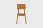 cadeira para mesa baviera nozes em fundo infinito em gif mostrando vários ângulos