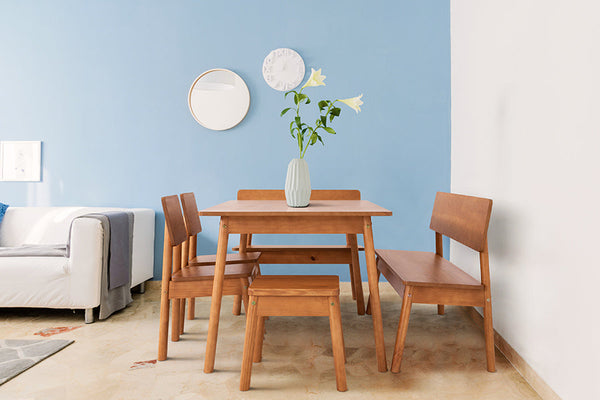 Banco de madeira 3 lugares baviera ambientado a sala de jantar ao lado da mesa baviera com banqueta e cadeiras baviera