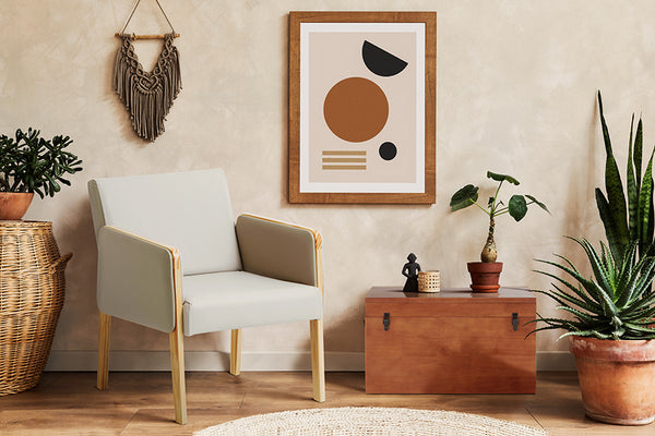 Poltrona arpoador cores natural e bege ambientada na sala de estar ao lado do bau keep