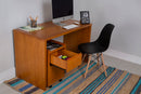 foto ambientada do gaveteiro de mesa duna cerezo em home office vista na diagonal em home office com gaveta superior aberta com arquivos dentro embaixo de escrivaninha