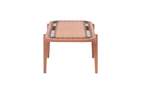 mesa para varanda rustica de centro cipo jatoba e corda preta em fundo infinito visto de lado