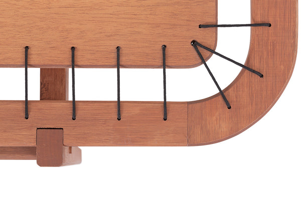mesa de sala de centro cipo jatoba e corda preta em fundo infinito visto de cima focando nos detalhes da corda