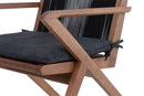 poltrona moderna zaila amêndoa e corda preta focando no assento com almofada