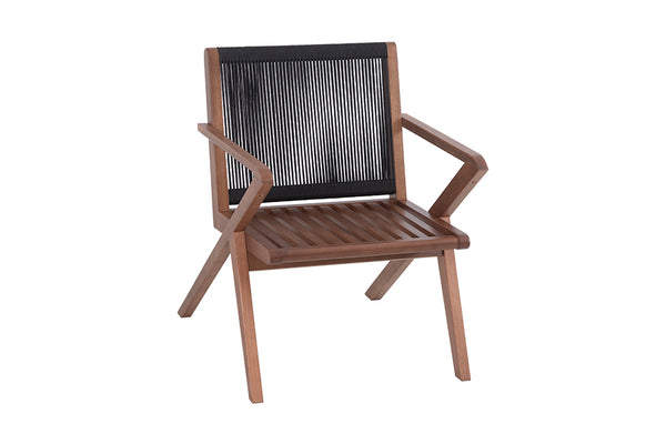 poltrona de madeira zaila amêndoa e corda preta vista na diagonal sem almofada no assento em fundo branco