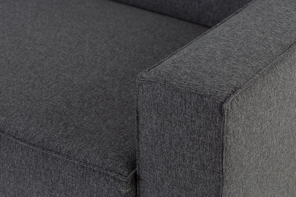 foto do sofá 2 lugares nairóbi na cor nozes e tecido cinza escuro focando no tecido em fundo branco