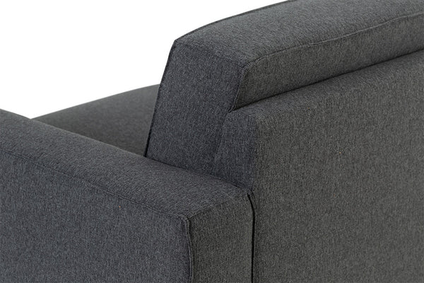 foto do sofá 2 lugares nairóbi na cor nozes e tecido cinza escuro focando no tecido em fundo branco