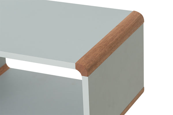mesa lateral para quarto baori cinza claro e jatobá focando no acabamento do tampo
