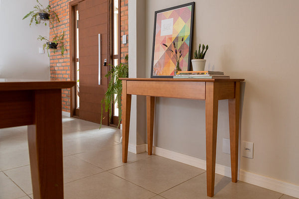 aparador de madeira com gaveta ape nozes decorado para sala