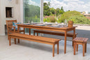 área de churrasqueira com o banco de madeira bertioga jatoba com mesa e bancos para área externa
