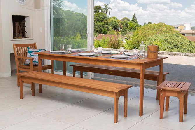 área de churrasqueira com o banco de madeira bertioga jatoba com mesa e bancos para área externa