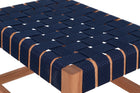 banqueta de madeira baixa tape azul escuro em fundo infinito focando nos detalhes do assento