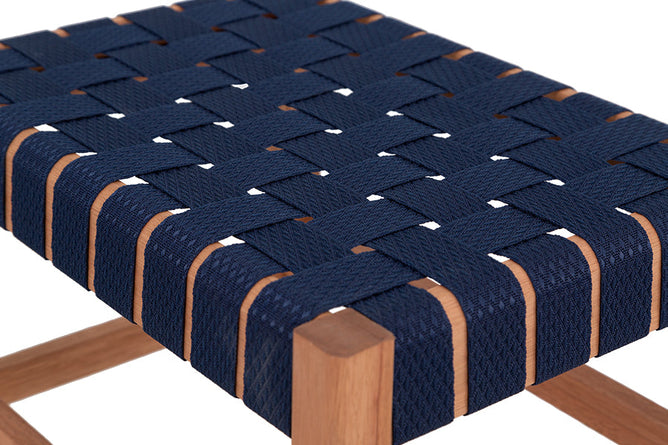 banqueta de madeira baixa tape azul escuro em fundo infinito focando nos detalhes do assento
