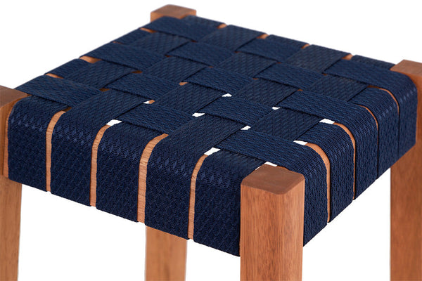 banqueta em madeira alta tape azul escuro em fundo infinito focando no assento