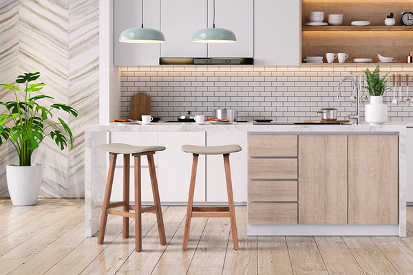 banqueta alta bege ipanema stain e couro bege ambientada na cozinha