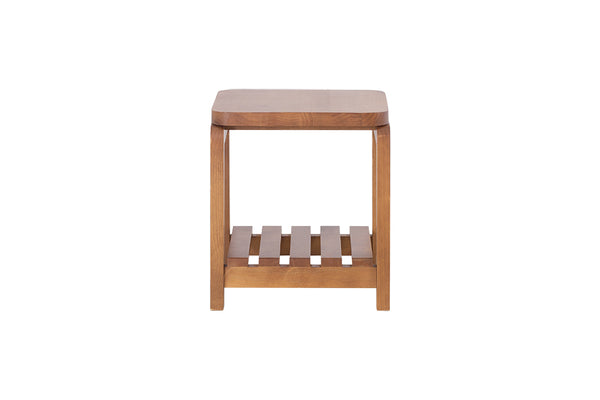 banqueta baixa que serve como mesa de centro natu nozes vista de frente