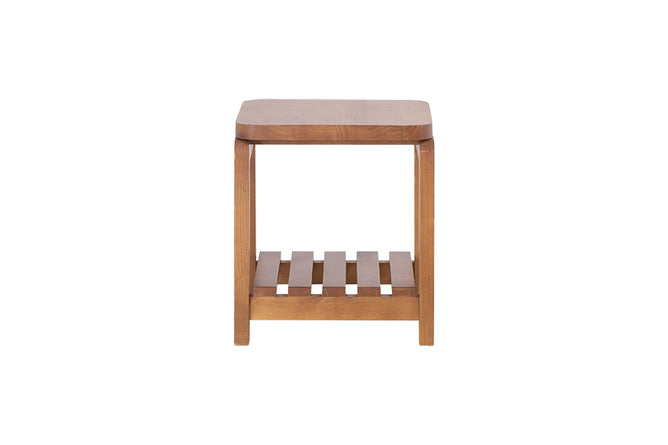 banqueta baixa que serve como mesa de centro natu nozes vista de frente