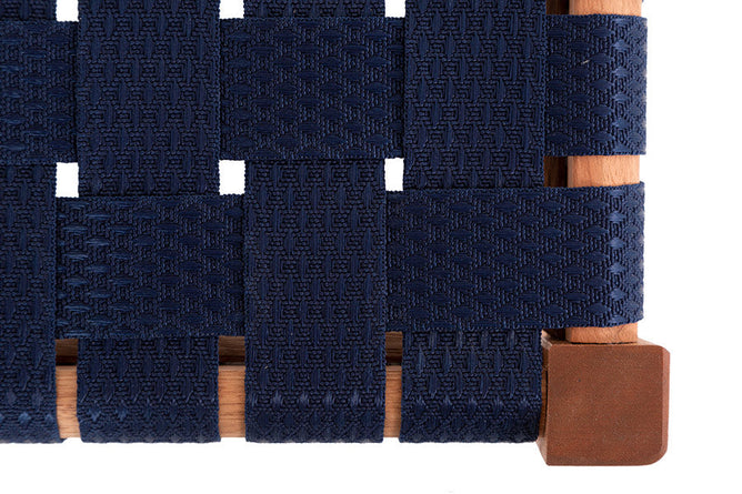 banqueta confortável alta tape azul escuro em fundo infinito focando no assento