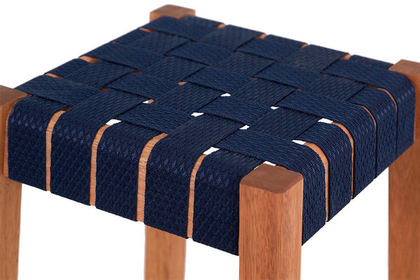 banqueta em madeira alta tape azul escuro em fundo infinito focando nos detalhes do assento