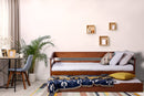bicama de solteiro flora caramelo ambientado na sala com cama de baixo aberta