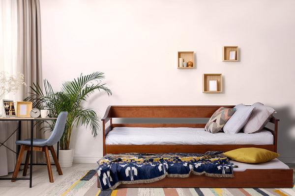 bicama de solteiro flora caramelo ambientado na sala com cama de baixo aberta