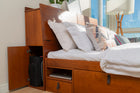 cabeceira queen size para cama bali caramelo com cama mostrando baú lateral