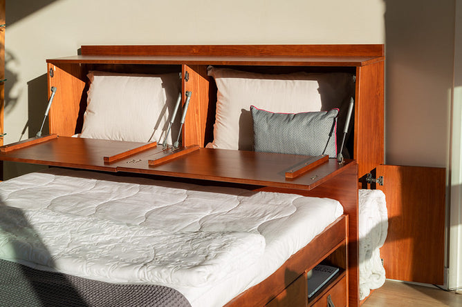 cabeceira queen size para cama bali caramelo com portas abertas mostrando baú e prateleiras