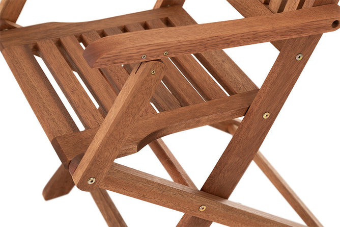 cadeira com braco dobravel jatoba em fundo infinito focando no assento