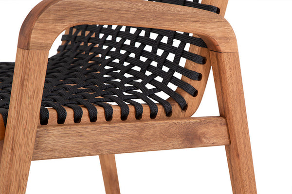 cadeira com pe de madeira com braco trama jatoba e corda preta em fundo infinito focando no braco