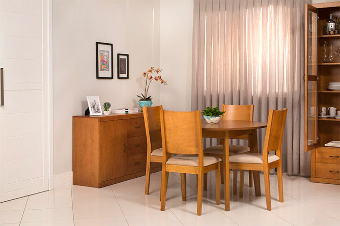 cadeira de madeira euro kit com 2 nozes e tecido bege claro com buffet cristaleira e mesa de jantar euro