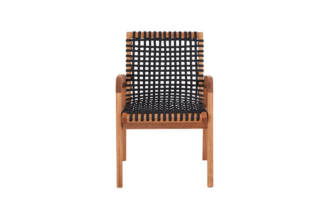 cadeira de mesa de jantar com braco trama jatoba e corda preta em fundo infinito visto de tras