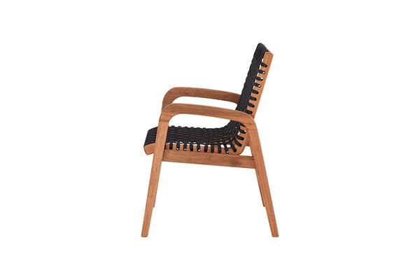 cadeira decorativa com braco trama jatoba e corda preta em fundo infinito visto de lado