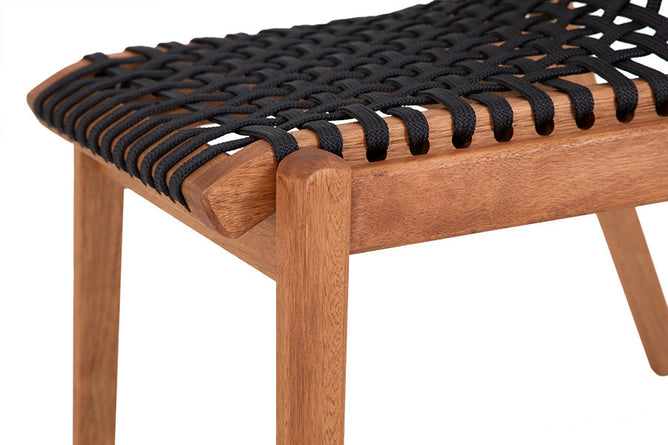 cadeira decorativa sem braco trama jatoba e corda preta focando nos detalhes do assento