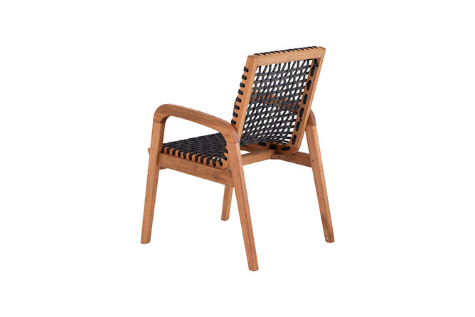 cadeira design com braco trama jatoba e corda preta em fundo infinito visto de lado