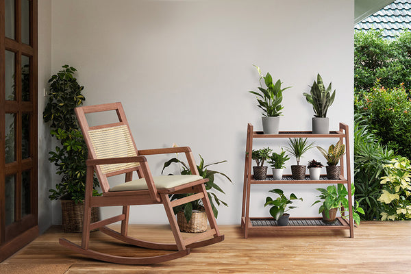 cadeira de balanço vaivém castanheira e natural ao lado da floreira horizontal garden ambientadas na varanda