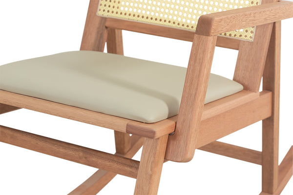 cadeira de balanço vaivém castanheira e natural detalhe assento