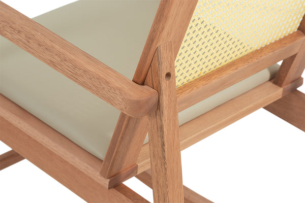 cadeira de balanço vaivém castanheira e natural detalhe costas