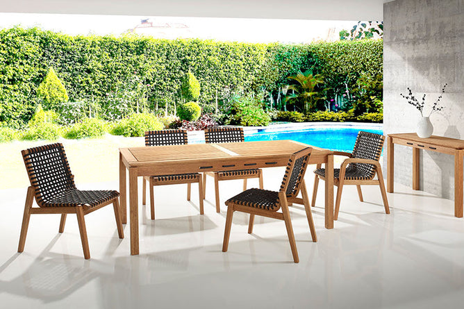 cadeiras trama jatobá e corda preta em varanda coberta com mesa para área externa em ambiente com piscina ao fundo