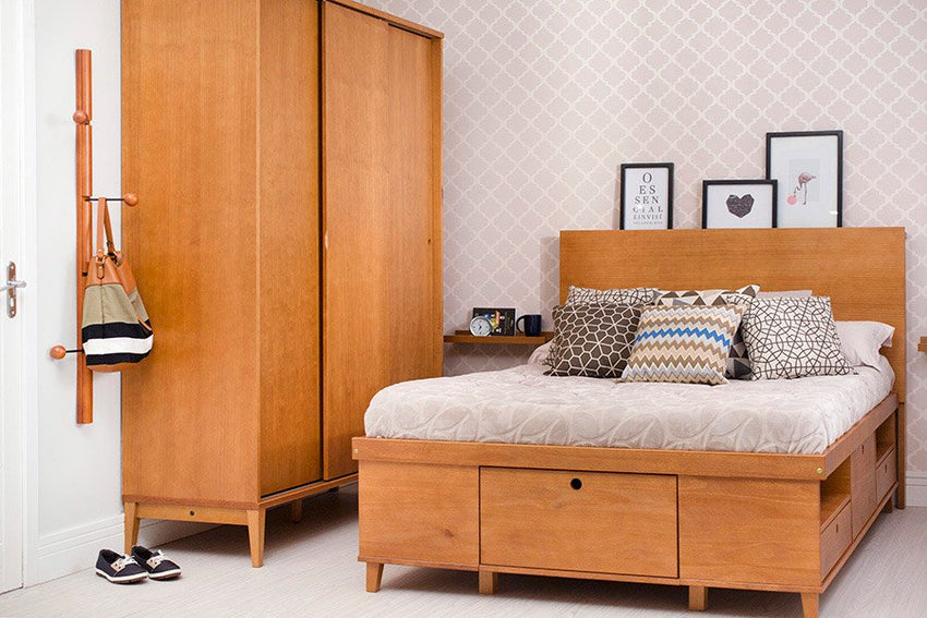 cama de casal de madeira charme doce de leite escovado vista na diagonal com cabeceira colchao colcha travesseiro guarda roupa charme e cabideiro de parede