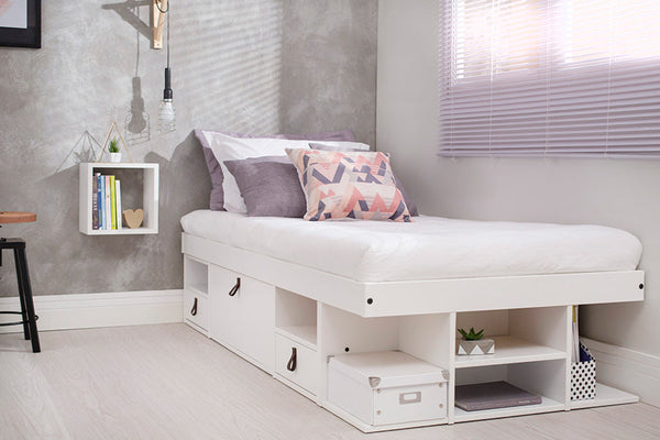 cama infantil menina solteiro com gavetas bali branco giz vista na diagonal com colchao colcha e travesseiro em cima da cama
