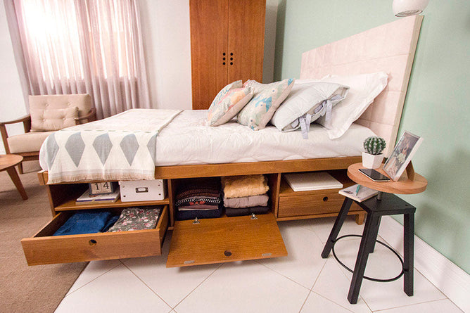 cama madeira de casal charme doce de leite escovado vista de lado com cabeceira com gavetas e porta basculante abertos