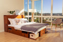 cama queen size bali caramelo ambientada em quarto com janelas abertas