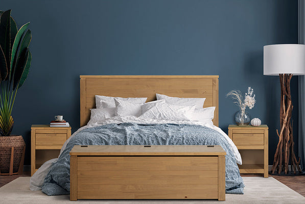 cama queen size dener mel ambientada em quarto com bau de madeira na frente
