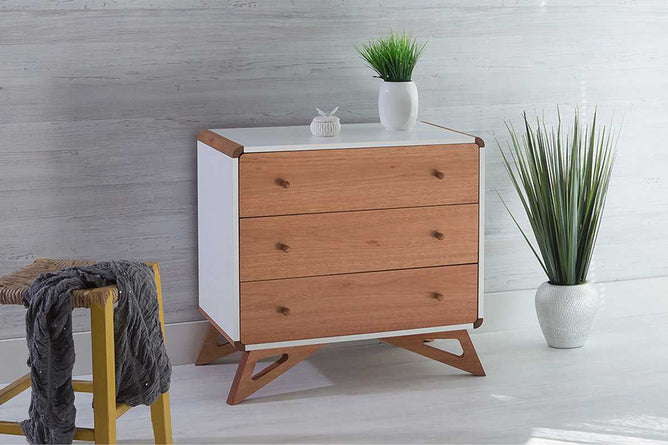 comoda para quarto 3 gavetas baori branco e jatobá em ambiente com parede cinza ao fundo