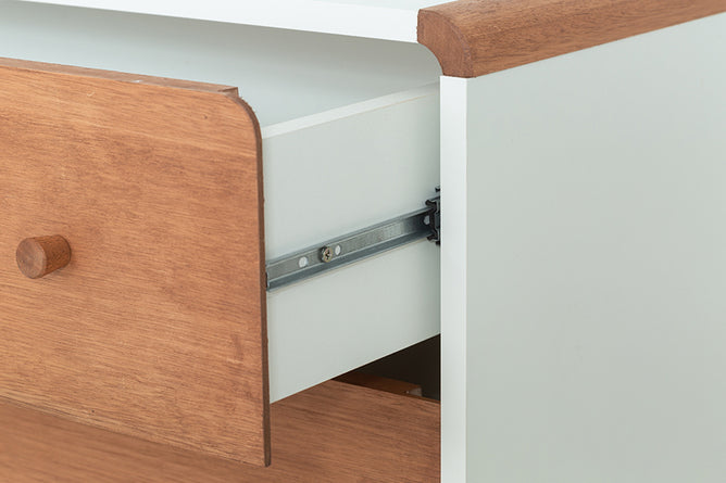 cômoda para quarto de casal 3 gavetas baori branco e jatobá com gaveta aberta mostrando a corrediça