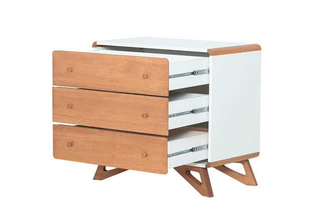 cômoda pequena 3 gavetas baori branco e jatobá vista na diagonal com gavetas abertas em fundo branco