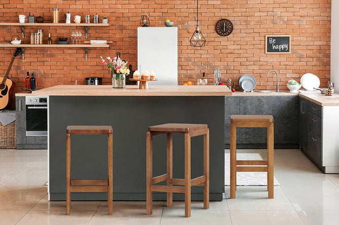cozinha decorada com banquetas altas para bancada natu nozes