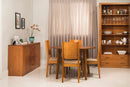 cristaleira para sala de jantar alta euro nozes vista de frente com loucas dentro e portas abertas em sala de estar com mesa de jantar charme cadeiras euro e buffet euro