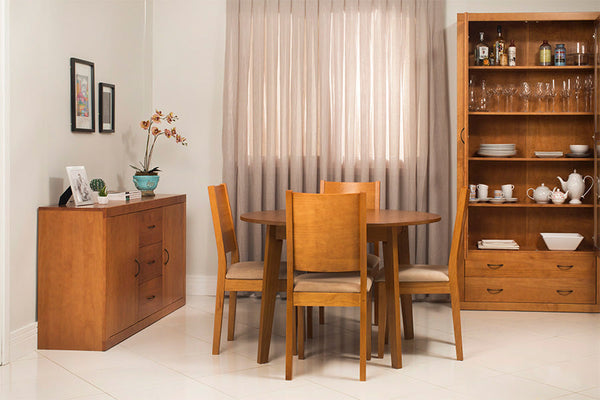cristaleira para sala de jantar alta euro nozes vista de frente com loucas dentro e portas abertas em sala de estar com mesa de jantar charme cadeiras euro e buffet euro